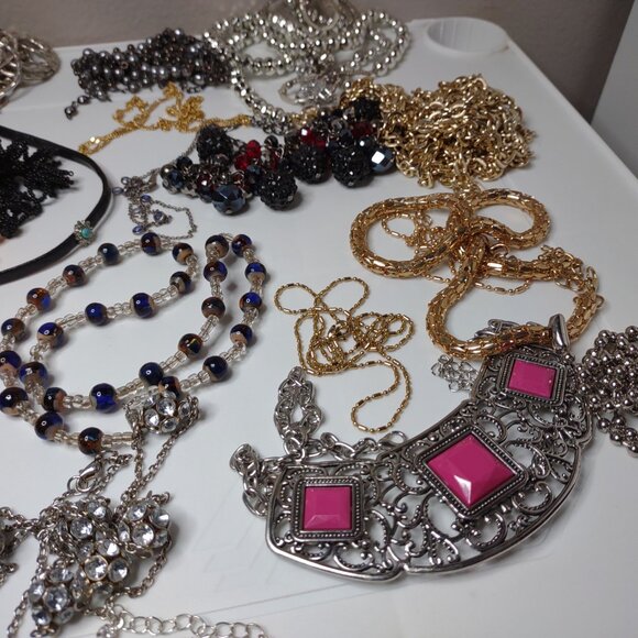 Lot Of Over 40 Necklaces - Picture 13 of 16